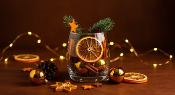 Ein Glas mit liebevoll arrangierten Deko-Elementen vor dem Eingießen des Wachses.